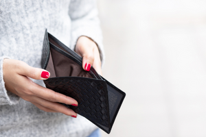 財布を確認する女性